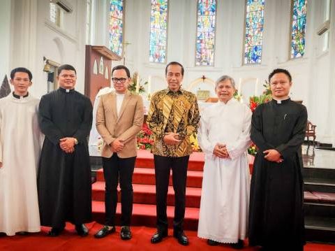 Indonesian president visits cathedral in West Java on Christmas Day