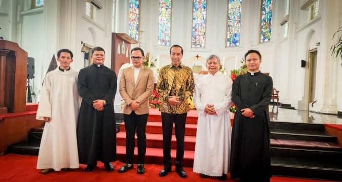 Indonesian president visits cathedral in West Java on Christmas Day