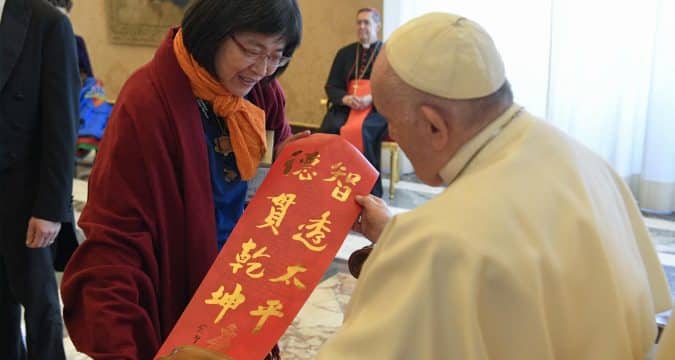 Women help religions share wisdom, promote peace, pope says