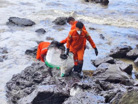 Oil spill sickens coastal residents in the Philippines