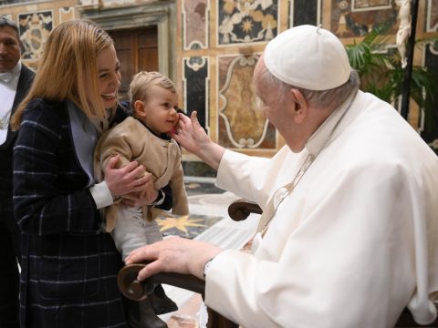 To confront problems of artificial intelligence, involve women, pope says