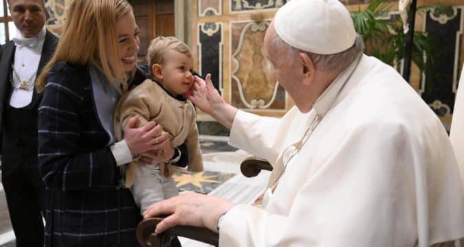 To confront problems of artificial intelligence, involve women, pope says
