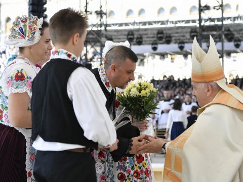 In Hungary, pope repeatedly reminds that true faith is open to others 
