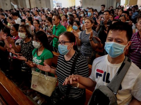 Philippine bishops’ conference allows raising of hands during Lord’s Prayer