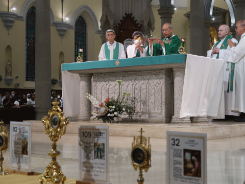 Thousands drawn to exposition of relics of saints
