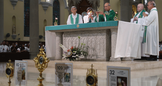 Thousands drawn to exposition of relics of saints