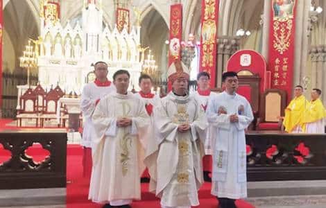 Bishop of Shanghai celebrates his first Mass after papal recognition
