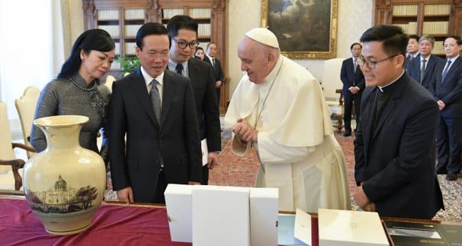 Love faith and nation, pope asks Vietnam’s Catholics