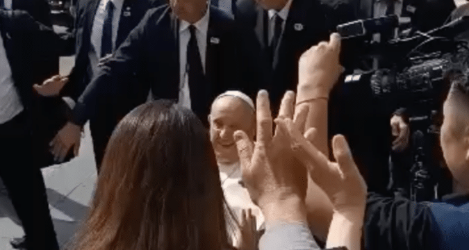 Video: Pope Francis wecomed in Mongolia