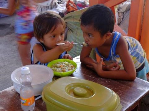 Artists’ mobile kitchen feeds disaster survivors in the Philippines