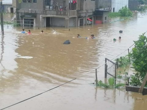 Record rainfall batters central Philippines