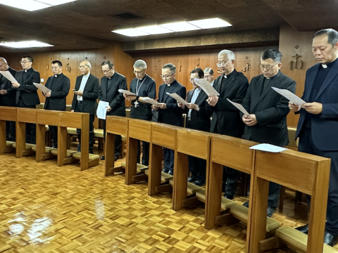 Visit of bishop of Beijing to Hong Kong begins with exchange of gifts and Vespers