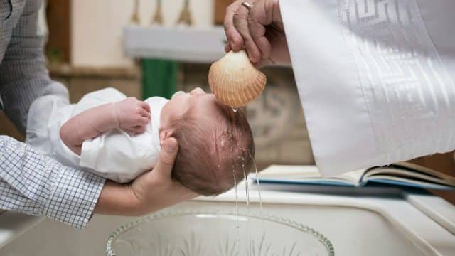 Having child out of wedlock does not bar access to sacraments, Vatican says