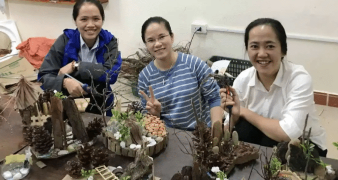 Vietnam nuns make eco-friendly crèches