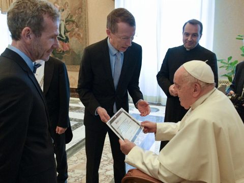 Catholics in media can de-escalate today’s war of words, pope says