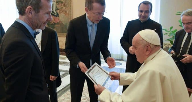 Catholics in media can de-escalate today’s war of words, pope says