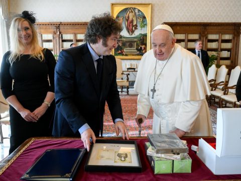 Argentine president meets Pope Francis