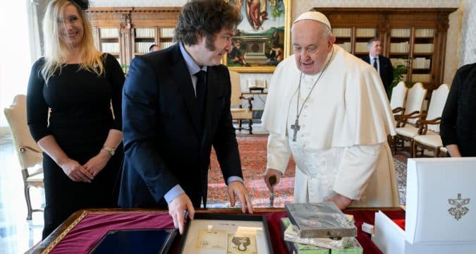 Argentine president meets Pope Francis
