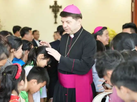 Vietnam minister showers praises on Catholic Church