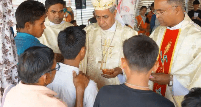 Church-run schools in India face threat from extremists over Christian symbols