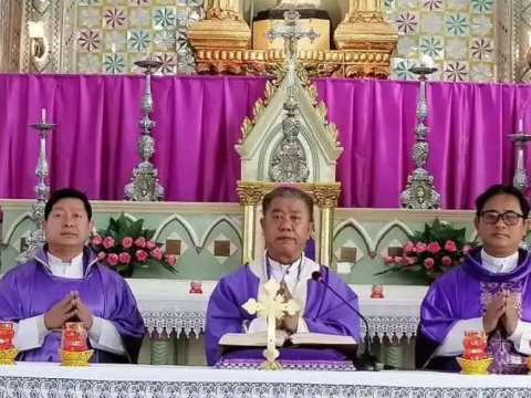 Displaced Myanmar bishop urges Catholics to work for peace