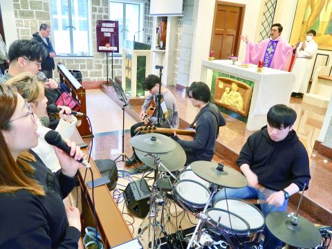 Koinonia Mass with heart-moving music