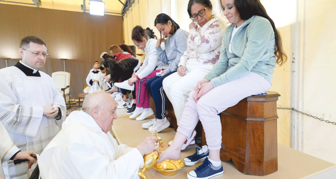 Pope washes feet of twelve women inmates