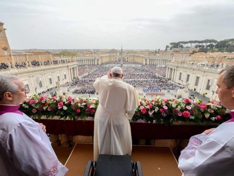 On Easter, pope asks Christ to roll away the stones of war worldwide