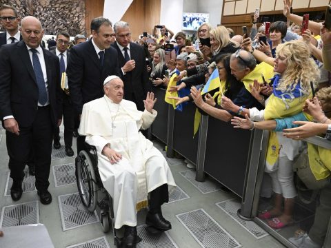 Workers must develop sense of belonging, pope says