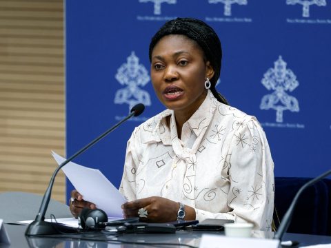 Encountering a migrant is encountering Christ, pope says in message