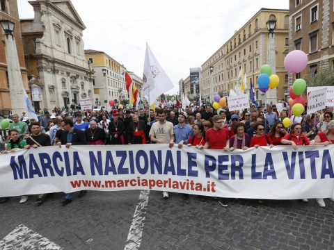Face adversity with courage, pope tells Italy’s pro-life marchers