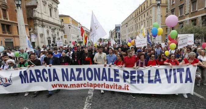 Face adversity with courage, pope tells Italy’s pro-life marchers