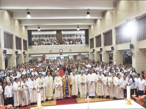 Cardinal Stephen honours Filipino community at KAMMPI’s jubilee Mass