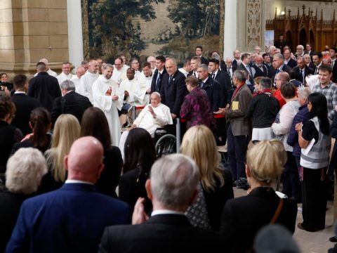 Welcoming immigrants is requirement of charity, justice, pope says