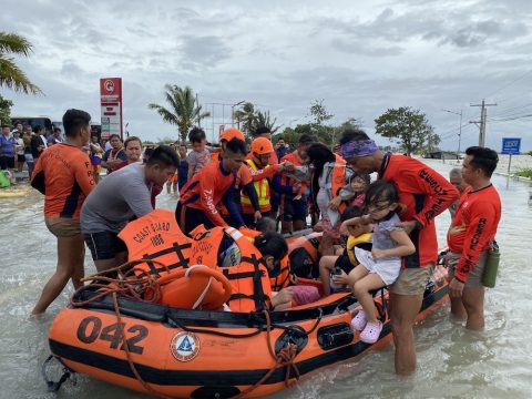 Storm flooding displaces hundreds of thousands in the Philippines, 130 killed by floods