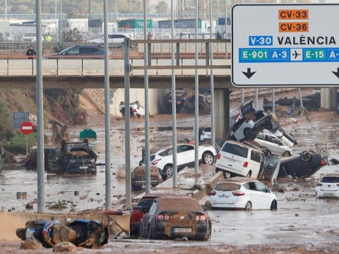 Thousands of volunteers arrive to help after tragic flood in Spain