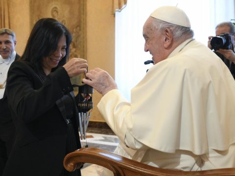 Church must be a welcoming home to migrants, pope tells Filipinos