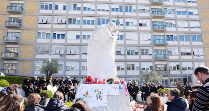 UPDATE: Pope Francis discharged after Sunday Angelus, greeted and blessed crowd outside hospital