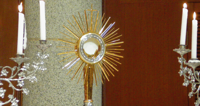 Pope urges liturgical experts to avoid ‘unnecessary pomp’ in Mass