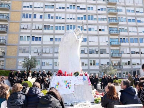Pope grateful for closeness and urges prayers for peace