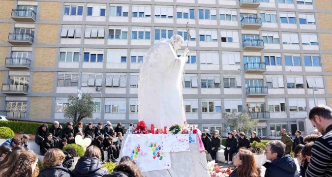 Pope grateful for closeness and urges prayers for peace
