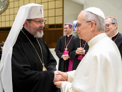 Meeting Eastern Catholics, pope pledges to be peacemaker