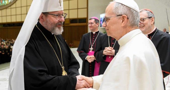 Meeting Eastern Catholics, pope pledges to be peacemaker