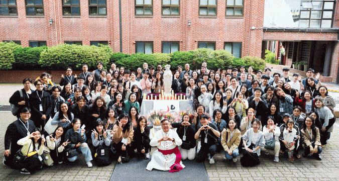 WYD volunteers celebrate May crowning and fellowship in Seoul