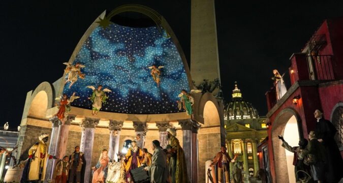 Christmas crèche and tree are signs of hope, pope says