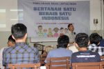 Jesuit Father Alexius Andang Listya Binawan speaks about climate change and its impact at a programme organised by the Movement of Young People Caring for Waste. Photo: UCAN/Katharina R. Lestari