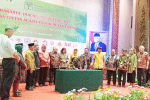 Bishop Yohanes Harun Yuwono signs the joint declaration by religious leaders at the launch of the Interfaith Rainforest Initiative Indonesia on January 31. Photo: UCAN/Katharina R. Lestari