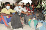 Migrant workers wait to cross the Delhi-Uttar Pradesh state border on May 16. Photo: UCAN/Bijay Kumar Minj