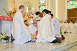 Cardinal Tong anoints the hands of Father Pun, signifying that his hands are being prepared for the sacred duties and vessels which will be part of his priestly ministry.