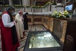 Anglican Archbishop Ernest, Cardinal Koch and Romanian Orthodox Bishop Atanasie Rusnac pray at the tomb of St. Paul on January 25. Photo: CNS/Vatican Media